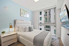 Modern High-Rise Condo with Pool/Gym, in Central DT MIAMI!