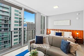 Modern High-Rise Condo with Pool/Gym, in Central DT MIAMI!