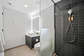 Modern High-Rise Condo with Pool/Gym, in Central DT MIAMI!