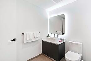 Modern High-Rise Condo with Pool/Gym, in Central DT MIAMI!