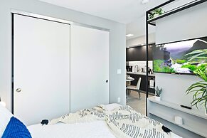 Modern High-Rise Condo with Pool/Gym, in Central DT MIAMI!