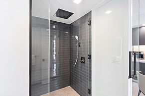 Modern High-Rise Condo with Pool/Gym, in Central DT MIAMI!