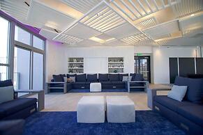 Modern High-Rise Condo with Pool/Gym, in Central DT MIAMI!