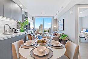 Modern High-Rise Condo with Pool/Gym, in Central DT MIAMI!