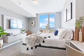 Modern High-Rise Condo with Pool/Gym, in Central DT MIAMI!