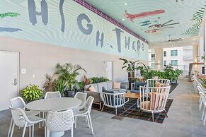 Modern High-Rise Condo with Pool/Gym, in Central DT MIAMI!