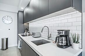 Modern High-Rise Condo with Pool/Gym, in Central DT MIAMI!