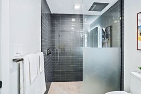 Modern High-Rise Condo with Pool/Gym, in Central DT MIAMI!