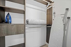 Modern High-Rise Condo with Pool/Gym, in Central DT MIAMI!