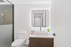 Modern High-Rise Condo with Pool/Gym, in Central DT MIAMI!