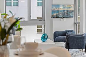 Modern High-Rise Condo with Pool/Gym, in Central DT MIAMI!