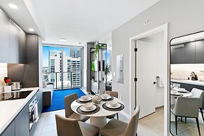 Modern High-Rise Condo with Pool/Gym, in Central DT MIAMI!