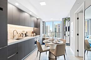 Modern High-Rise Condo with Pool/Gym, in Central DT MIAMI!
