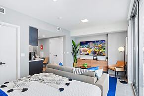 Modern High-Rise Condo with Pool/Gym, in Central DT MIAMI!