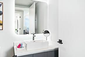 Modern High-Rise Condo with Pool/Gym, in Central DT MIAMI!