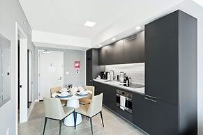 Modern High-Rise Condo with Pool/Gym, in Central DT MIAMI!