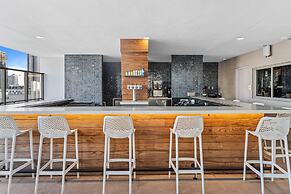 Modern High-Rise Condo with Pool/Gym, in Central DT MIAMI!