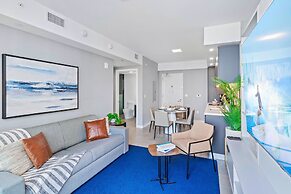Modern High-Rise Condo with Pool/Gym, in Central DT MIAMI!