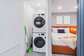 Modern High-Rise Condo with Pool/Gym, in Central DT MIAMI!