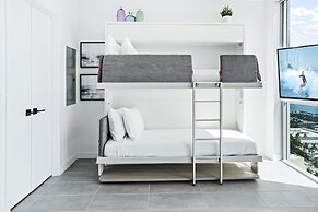 Modern High-Rise Condo with Pool/Gym, in Central DT MIAMI!