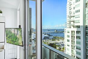 Modern High-Rise Condo with Pool/Gym, in Central DT MIAMI!