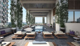 Modern High-Rise Condo with Pool/Gym, in Central DT MIAMI!