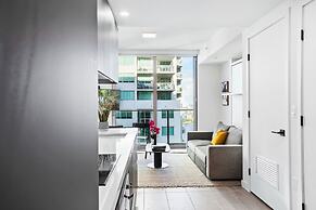 Modern High-Rise Condo with Pool/Gym, in Central DT MIAMI!