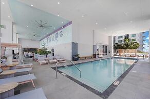 Modern High-Rise Condo with Pool/Gym, in Central DT MIAMI!