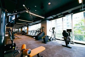 Modern High-Rise Condo with Pool/Gym, in Central DT MIAMI!