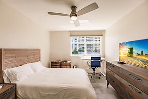 Stylish 3B Condo w Water Views Minutes From Beach