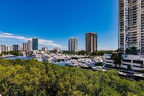 Stylish 3B Condo w Water Views Minutes From Beach