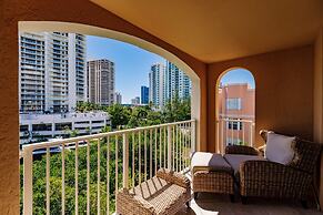 Stylish 3B Condo w Water Views Minutes From Beach