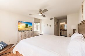 Stylish 3B Condo w Water Views Minutes From Beach