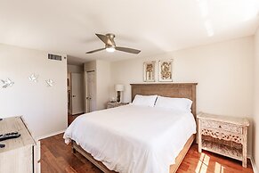 Stylish 3B Condo w Water Views Minutes From Beach