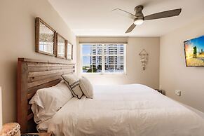Stylish 3B Condo w Water Views Minutes From Beach