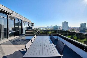 Luxury 3 Bedroom Penthouse With Bay and City View