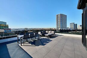 Luxury 3 Bedroom Penthouse With Bay and City View