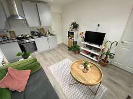 Private Apartment - Free Wifi, Parking, No Deposit