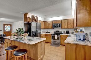 Ranch Home w Games Hot Tub and Beautiful Scenery