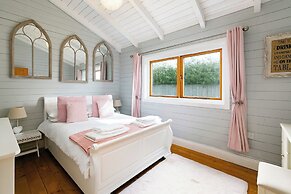 Sleeps6- Hot Tub- Pet Friendly- Log Burner