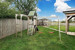 Sleeps6- Hot Tub- Pet Friendly- Log Burner