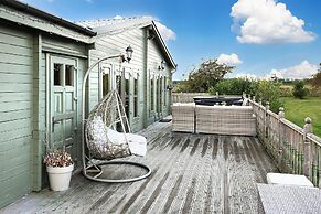 Sleeps6- Hot Tub- Pet Friendly- Log Burner