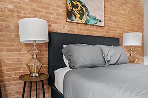 Modern 2BR Near UT Hyde Park Evonify