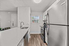 Modern 2BR Near UT Hyde Park Evonify