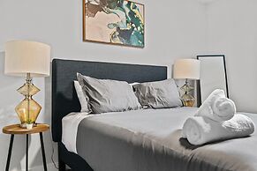 Modern 2BR Near UT Hyde Park Evonify