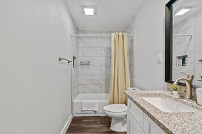 Modern 2BR Near UT Hyde Park Evonify