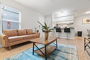 Modern 2BR Near UT Hyde Park Evonify