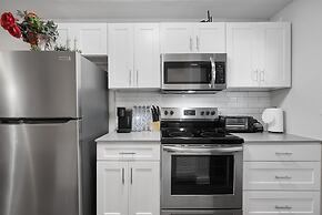 Modern 2BR Near UT Hyde Park Evonify