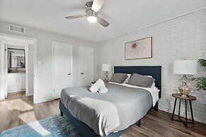 Modern 2BR Near UT Hyde Park Evonify