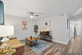 Modern 2BR Near UT Hyde Park Evonify